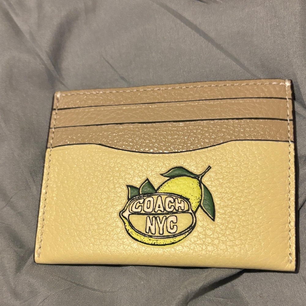 Nwt Coach Lemon 🍋 Print Handle/Crossbody w/Silver & Card Holder. PRICE IS FIRM ! - Picture 9 of 11